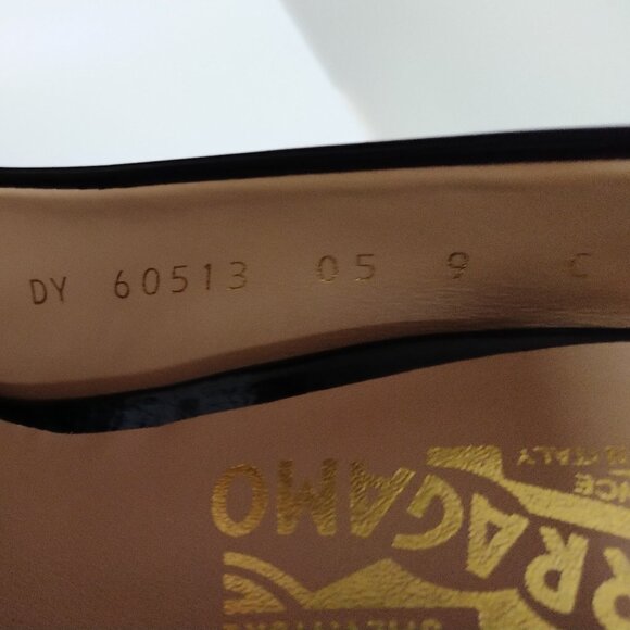 Ferragamo Black Patent Vara Bow Heel Pumps, like new - Picture 12 of 13